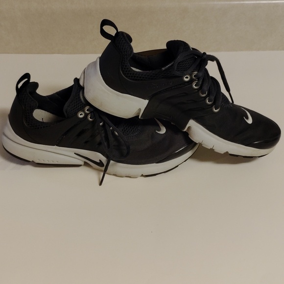 Nike Kids Black and White Athletic Shoes - Picture 6 of 9